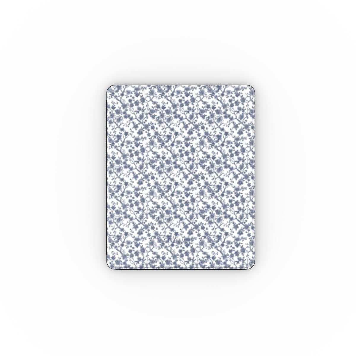 Collection Azure Botanics | Ashen Whispers | Étui de protection floral bleu-gris doux avec porte-stylet