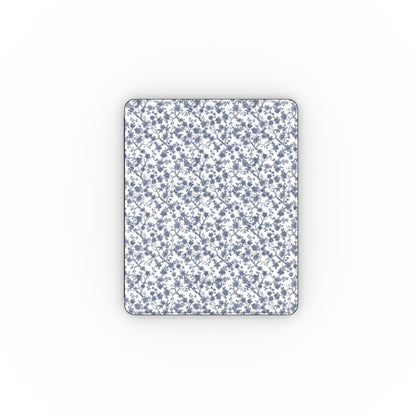 Collection Azure Botanics | Ashen Whispers | Étui de protection floral bleu-gris doux avec porte-stylet