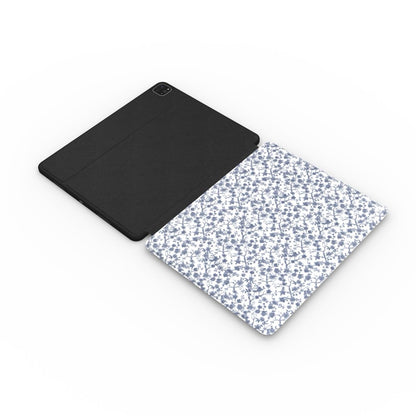 Collection Azure Botanics | Ashen Whispers | Étui de protection floral bleu-gris doux avec porte-stylet