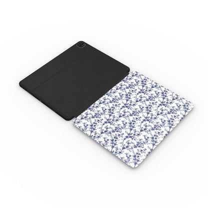 Collection Azure Botanics | Midnight Bloom | Étui de protection floral bleu indigo profond avec porte-stylet